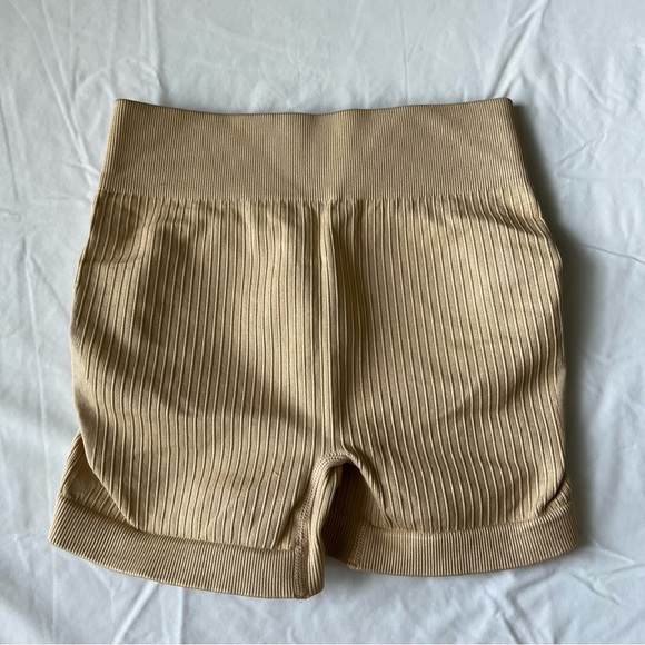 Bo+Tee: Form and Function Collection
Definition Mini Shorts (S) - ‘Beige’ - Picture 2 of 4